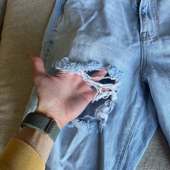 SOLD American Eagle Distressed Mom Jean Size 4 - Picture 9 of 10